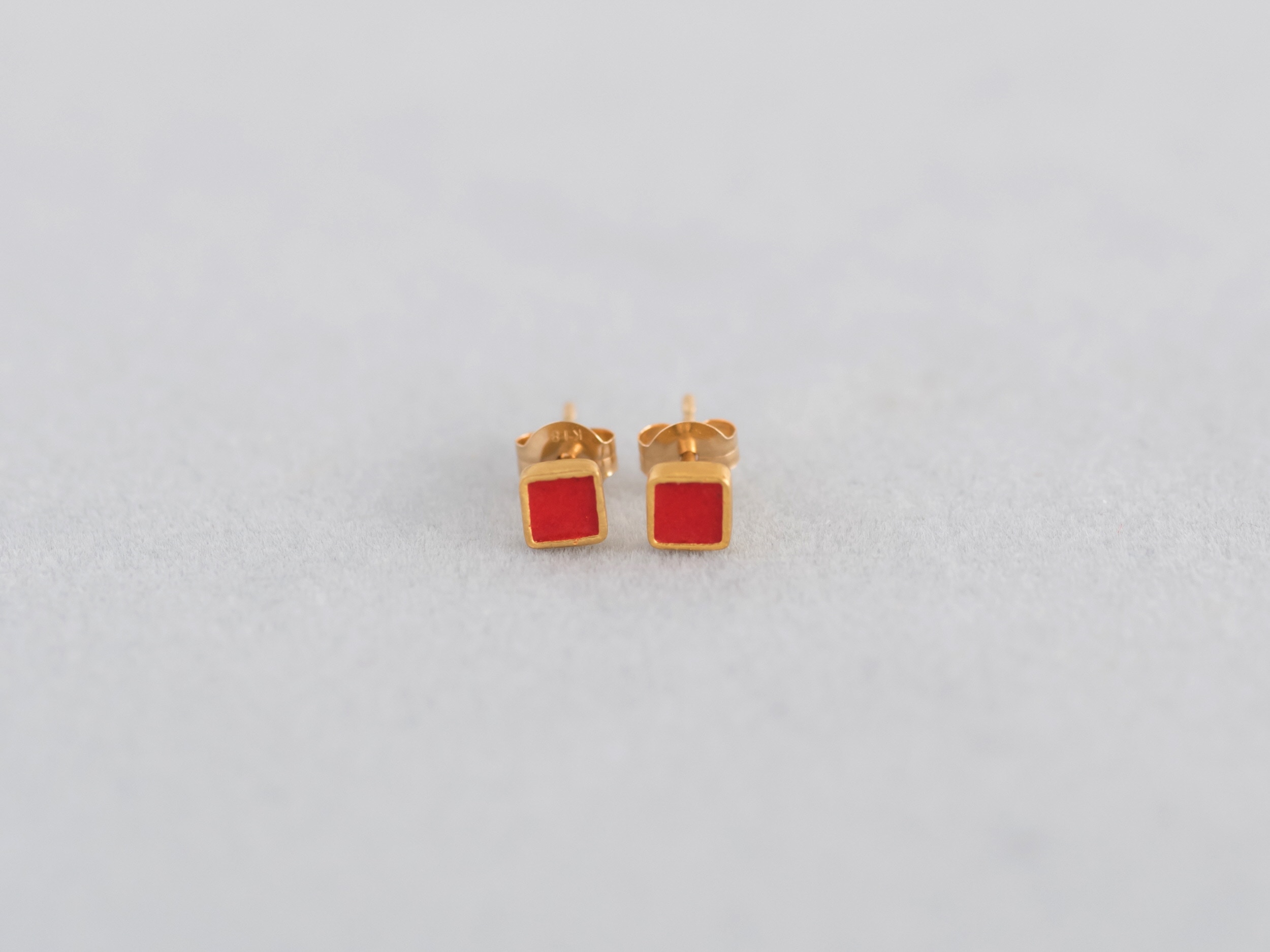 Kenichi Kondo 七宝ピアス・赤／四角(七宝部分4.0mm×4.0mm レッド