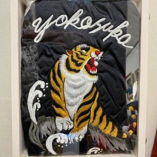 横振り刺繍スカジャン（虎）フリー サイズ 「Yokosuka」刺繍あり（額装