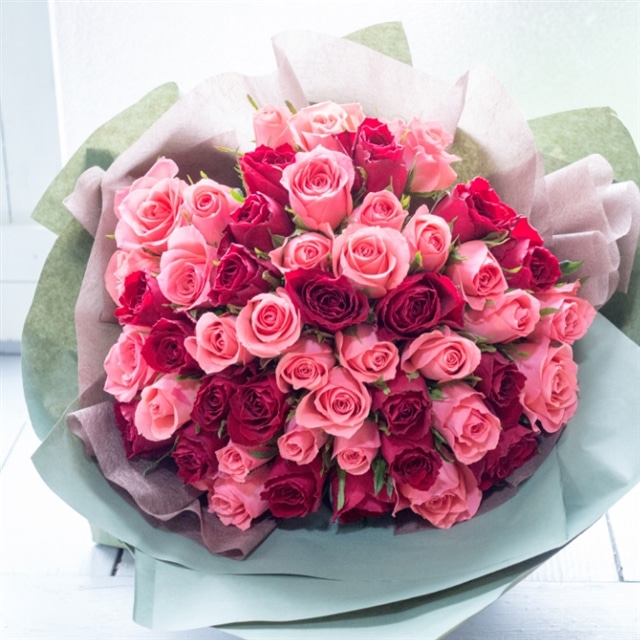 バラ50本の花束 ピンクレッド：シック 生花 フラワーギフト 送料無料
