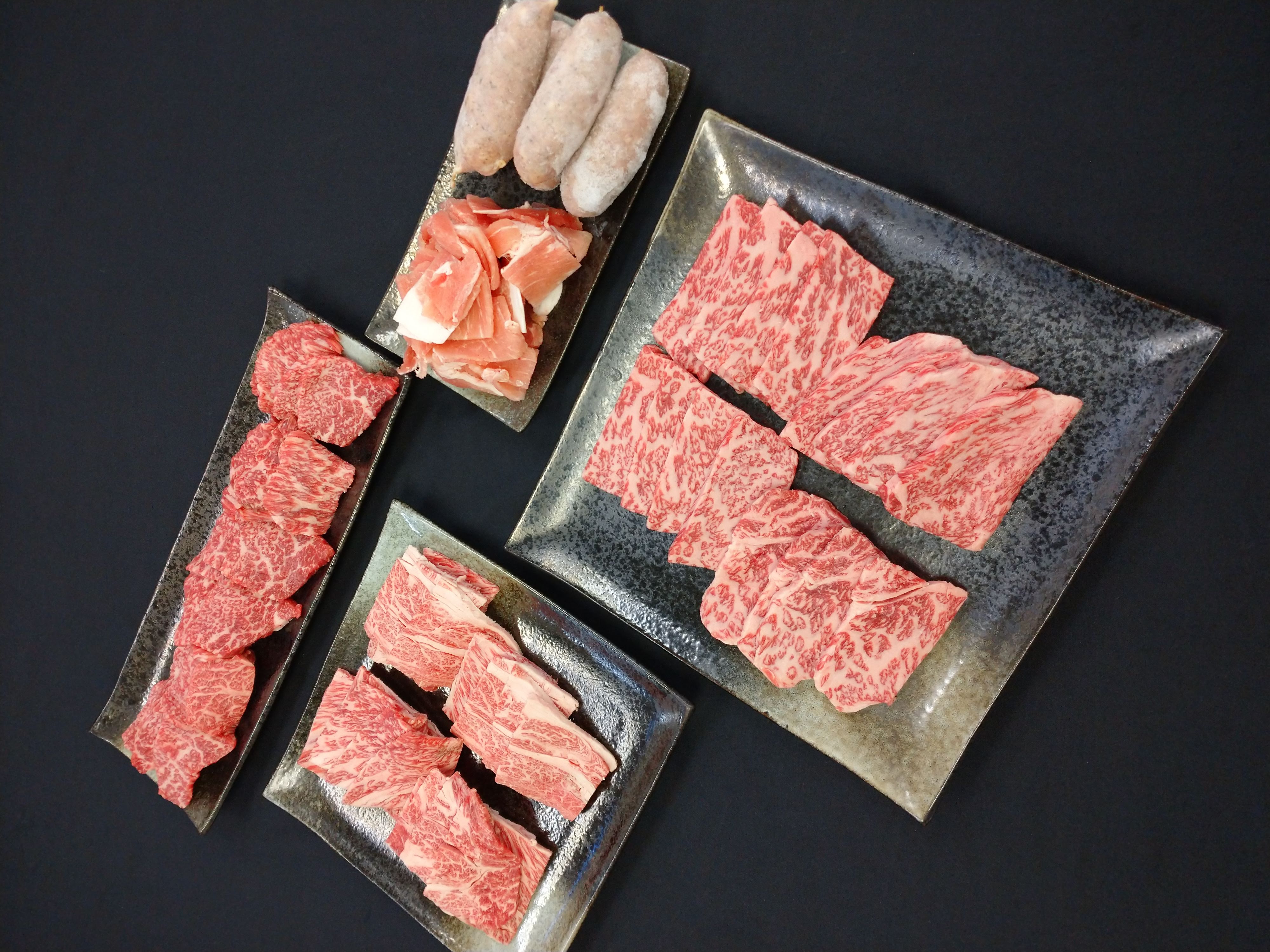 お徳用】黒毛和牛メスウシセット(5人前) 1.5kg【A4・A5黒毛和牛メスウシバラ300g、A4・A5黒毛和牛メスウシ肩ロース350g  、A4・A5黒毛和牛メスウシサーロイン400g、国産豚小間切れ150g、ハーブフランクフルト300g】: たまき家｜JRE MALL