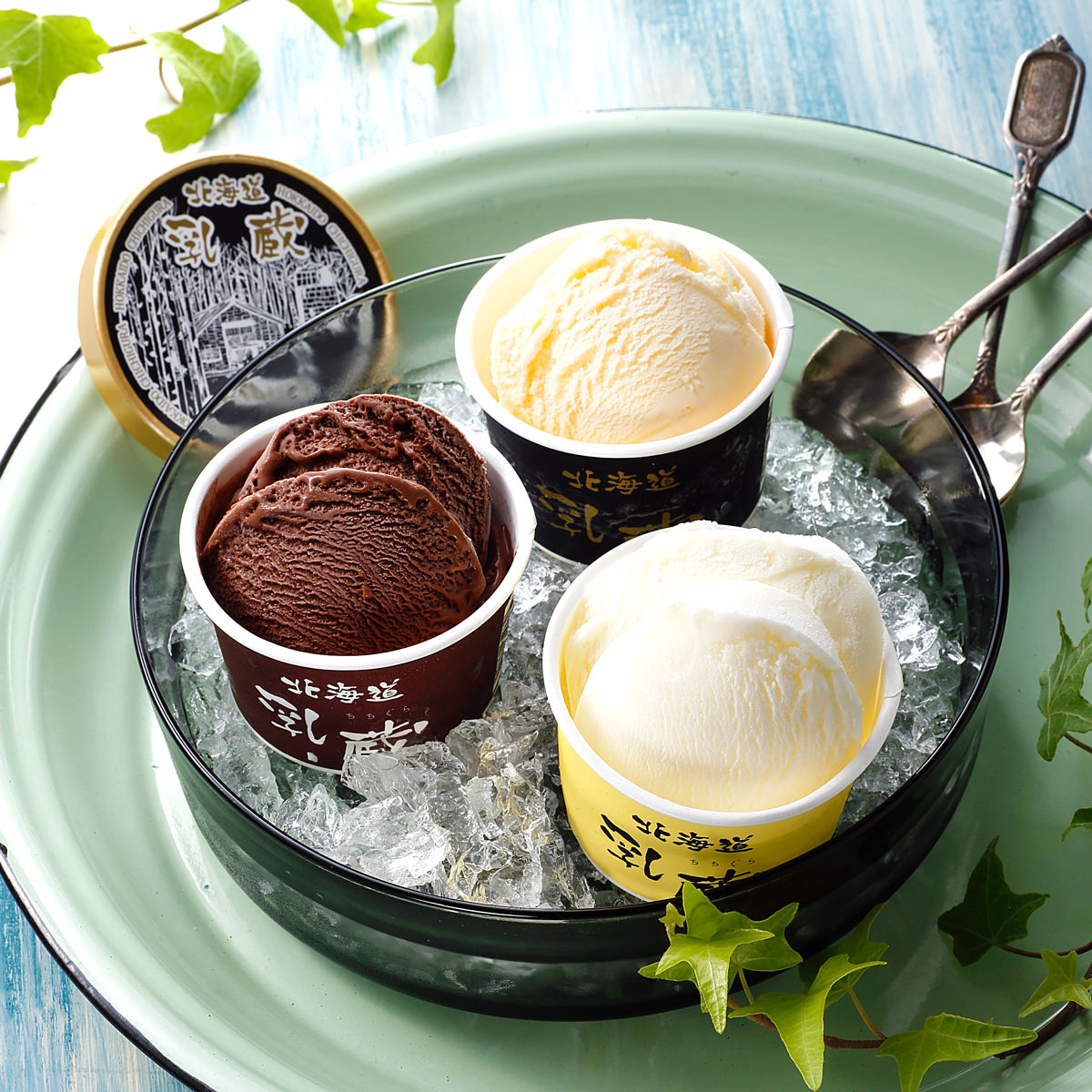 カップアイスクリームの画像